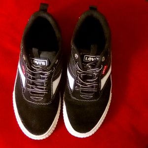 Brand is Levi's. Size is boy's 5 in US. Color is black.